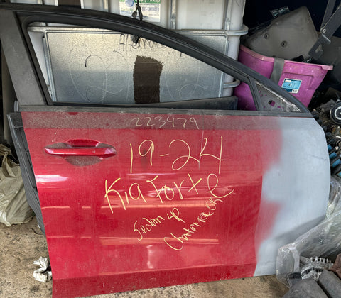 Puerta delantera der Kia Forte 19-24