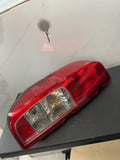 Foco trasero izq Nissan Frontier 05-20