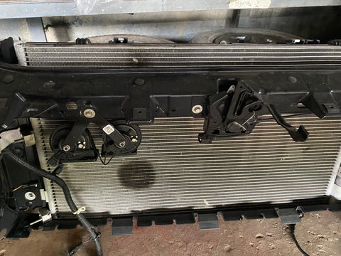 Soporte de Radiador Ford Expedition 18-21