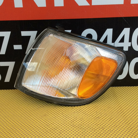 Luz de esquina y Señal (Corner light) izq Toyota Sienna 98-00