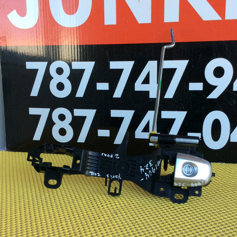 Base de handle izq Toyota Yaris HB 07-14