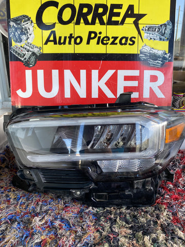 Foco Delantero izq Toyota Tacoma 20-23