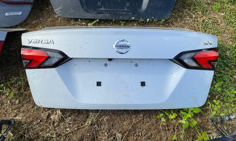 Tapa de Baúl Nissan Versa 20-22
