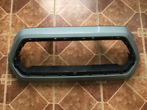 Moldura de la Parrilla Toyota Tacoma 16-20