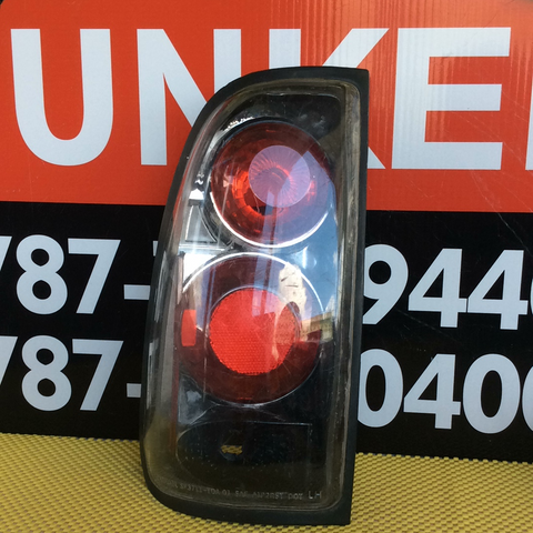 Foco Trasero izq Toyota Tundra 00-06