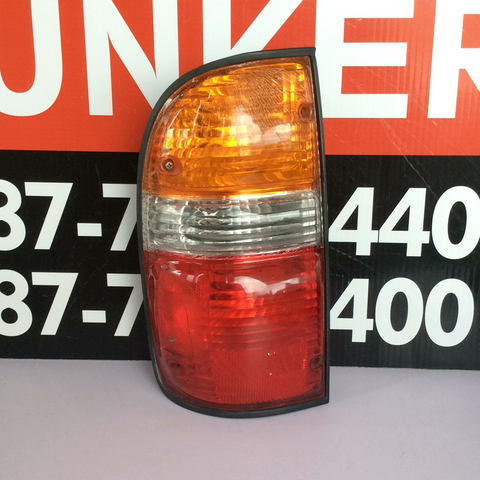 Foco Trasero izq Toyota Tacoma 01-04