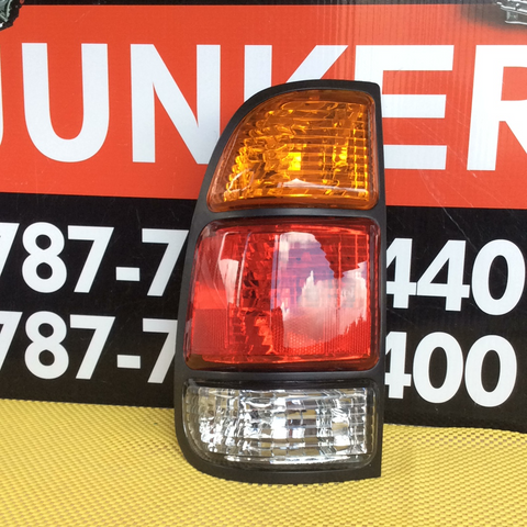 Foco Trasero izq Toyota Tundra 00-06