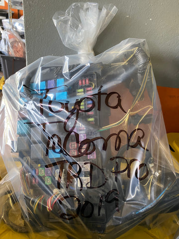 Rabiza con Caja de Fusibles Toyota Tacoma TRD 2019