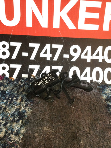 Cerradura de Bonete Toyota Tacoma 05-15