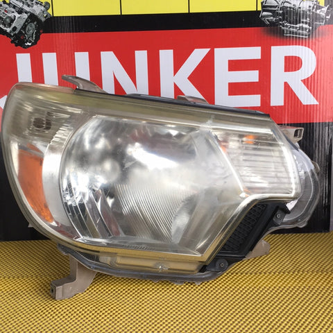 Foco delantero der Toyota Tacoma 12-15