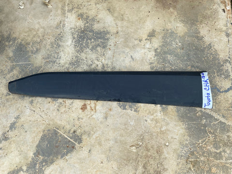 Moldura izq Toyota CHR 18-22