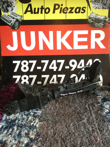 Cerradura de Bonete Toyota Tacoma 16-21