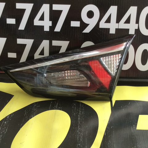 Foco Trasero de baúl der Toyota Yaris Sedan/Mazda 16-20