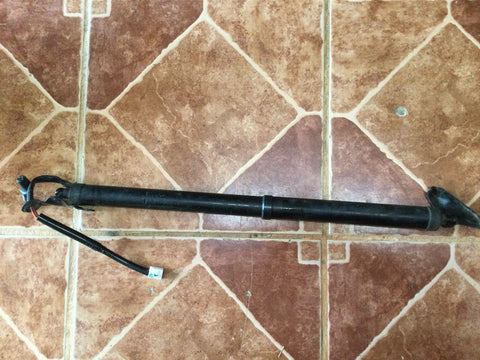 Botella izq (Lift Cylinder Support) Toyota Highlander 08-13